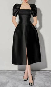 KLEID MIT ECKIGEM AUSSCHNITT UND PUFFÄRMELN IN SCHWARZ